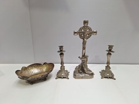 Religieus Altaargarnituur met Gehamerde Schaal