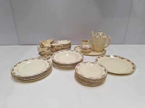 Uitgebreid antiek koffie- en dinervies – P.Z. Gouda (Plazuid) – Decor ‘Viooltjes’