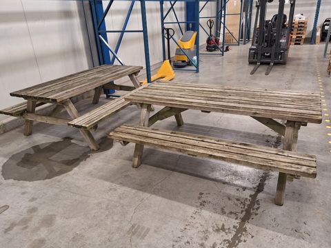 Twee houten picknicktafels