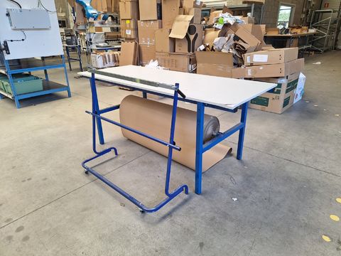 Inpaktafel met geïntegreerd papier-afrolsysteem + snijstandaard