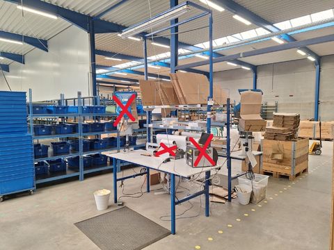 Packing table with integrated paper cutting and unrolling system -2 shelves + lighting