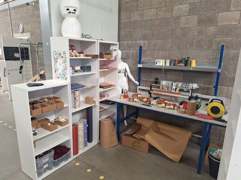 Inpaktafel met geïntegreerd papier,snij en afrolsysteem + legger - incl.inhoud(verpakking en meubilair)