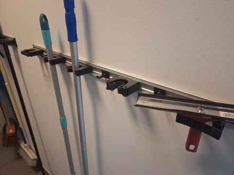 2 ophangbeugels met 10 tal poetsgereedschap