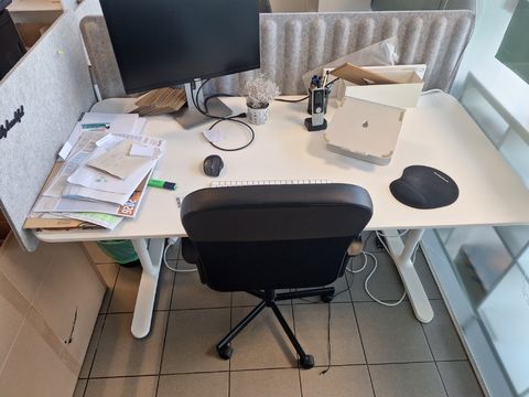 Lot met bureau,stoel,monitor,toetsenbord en muis