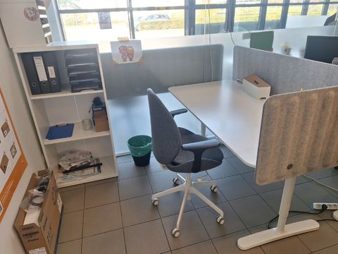 Bureau met stoel en kast incl. inhoud