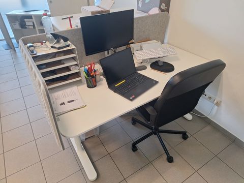 Kantoorset bestaande uit een 2 bureau's, bureaustoel,Dell monitor,Lenovo laptop,toetsenbord,muis enz...(zie afb)