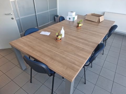 Volledige vergaderruimte met 2 tafels en 7 stoelen