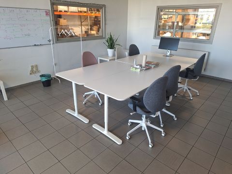 Volledige vergaderruimte met 4 tafels en 7 stoelen enz...(zie afb)