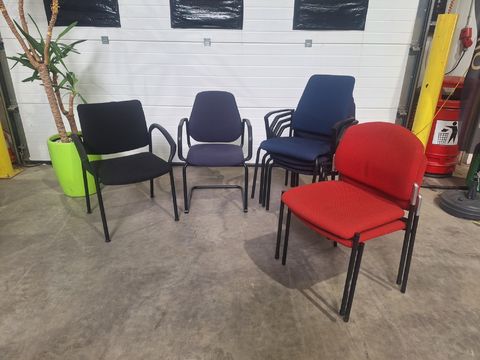8 gestoffeerde kantoorstoelen(1 x zwart, 2 x rood, 5 x blauw)