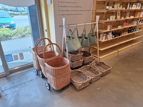 Lot – Rotan Verkoopwagens, Manden en Handtassen