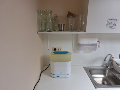 Philips Avent stoomsterilisator + diverse glazen flessen en kannen