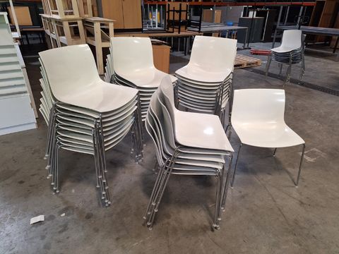 Partij Stapelbare Designstoelen (37 stuks)