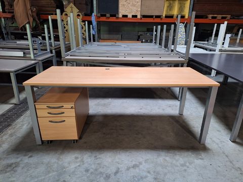 Bureau met ladenblok