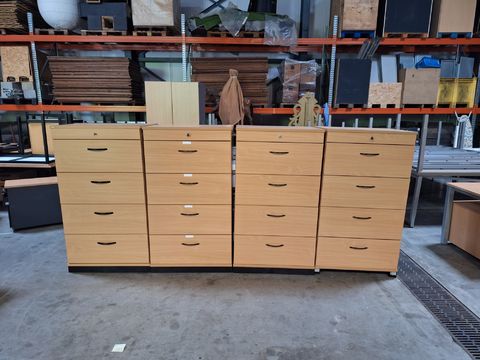 Lot van 4 houten ladekasten