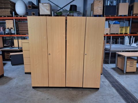 2 hoge houten kantoorkasten