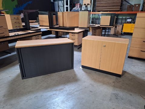 Lot van 2 lage kantoorkasten