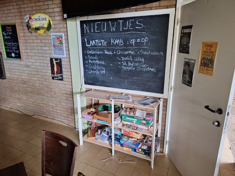Wandopstelling met Krijtbord, Rek en Partij Gezelschapsspellen