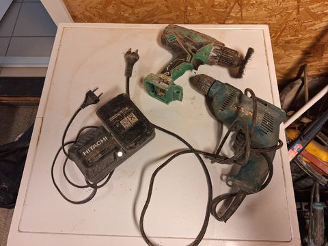 Hitachi 18V accuboormachine met lader/accu & Makita 230V boormachine