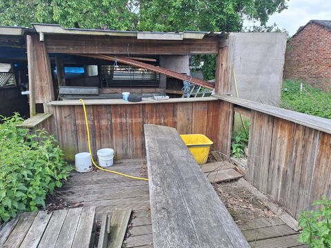Partij houten structuren( buitenbar,kinderspeeltoestel,BBQ,IBC-container enz...)