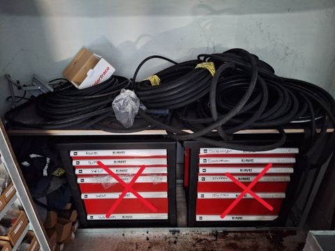 Partij diverse hydraulische slangen, kabelhaspel en LED-bouwlamp