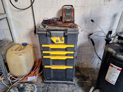 Stanley mobiele gereedschapstrolley inclusief Powerplus werkmotorradio, acculader en diverse kleinmaterialen