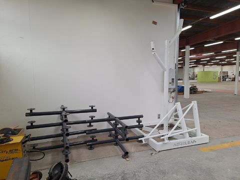 Lot met metalen vloersokkels en 2 masten
