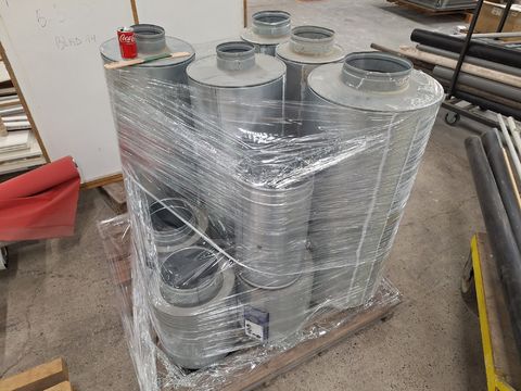 Pallet met Trox Technik VAV-Regelaars (TVE / Easy) en Geluiddempers