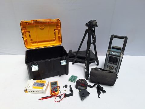 Partij diverse meetapparatuur en werfradio Makita / Futech / DeWalt
