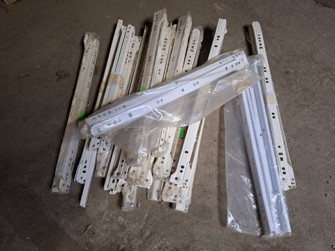 Partij ongebruikte metalen ladegeleiders / rolgeleiders - Lengte 50 cm