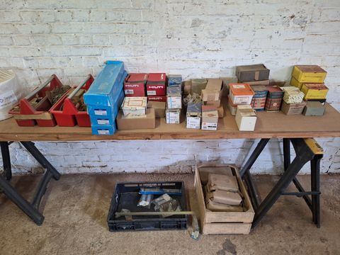 Grote partij professionele ijzerwaren en montagematerialen o.a. Hilti, Borgh en Berner
