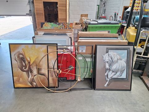 partij diverse wanddecoratie, schilderijen en sanitair