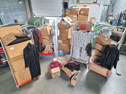 Grote partij diverse dameskleding verdeeld over 5 rolcontainers