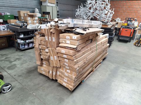Grote partij diverse rolgordijnen (o.a. cassette/bamboe) en Bruynzeel voorzethorren