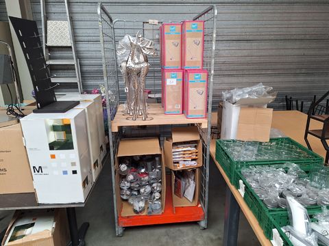 Lot met bureaulampen,decoratie,pendelsnoeren en 12V sigarettenaansteker-adapters met USB