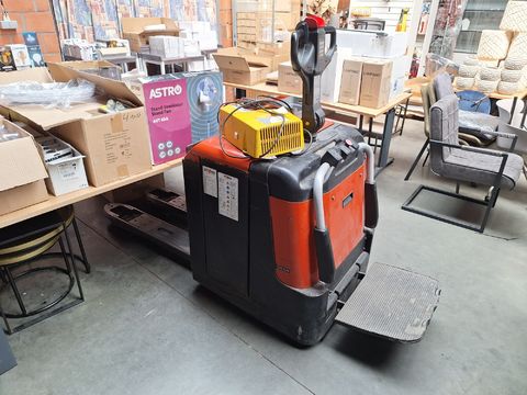 Elektrische pallettruck BT LPE240/M met lader