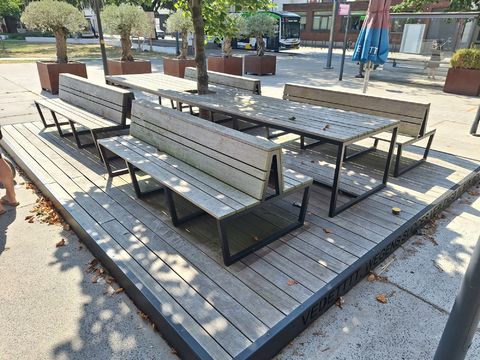 Partij Maatwerk Terrasopstelling: 2 Tafels met Boomsparing & 4 Dubbele Zitbanken