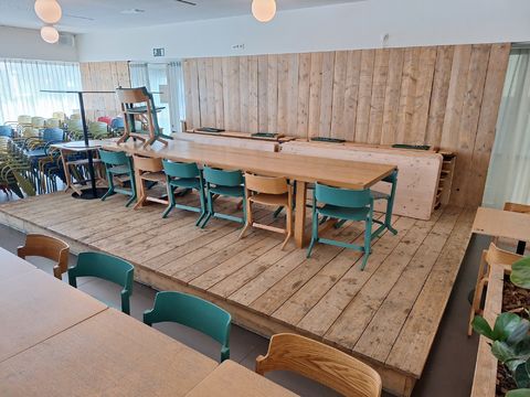 Houten Binnenpodium met Steigerhouten Wandbekleding / Scheidingswanden