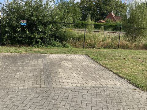 Open autostaanplaats nr 8
