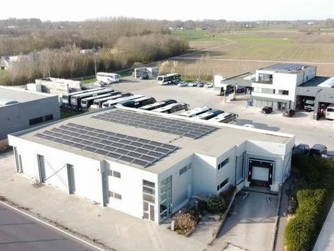 Bâtiment logistique récent prêt à l'emploi avec bureaux et installation photovoltaïque