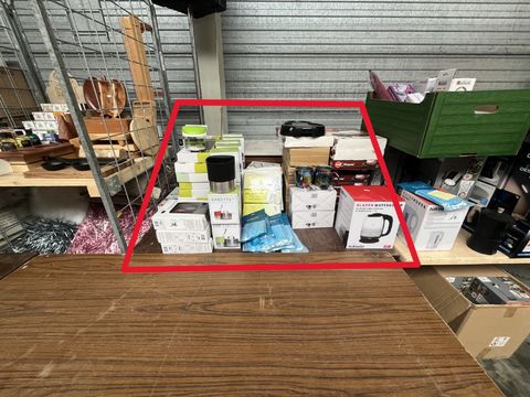 Diverse consumentengoederen op tafel(zie afb)