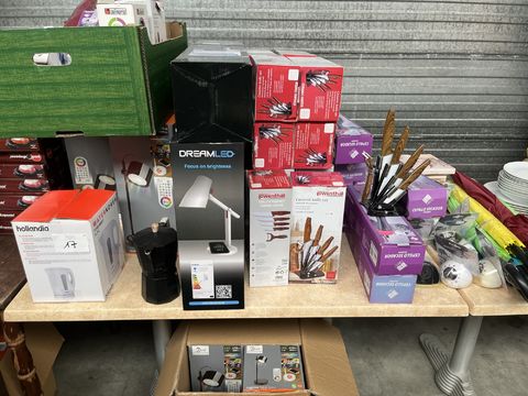 Diverse consumentengoederen op tafel(zie afb)