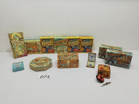 Collectie van retro puzzels en speldozen