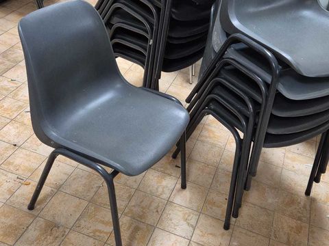 Set van 13 Stapelbare Kantinestoelen – Antracietgrijs