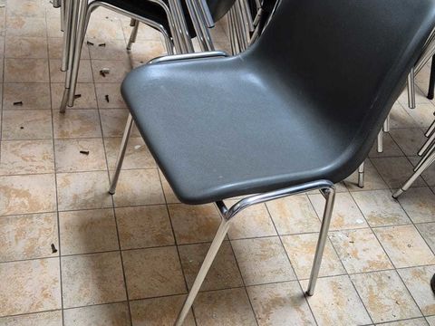 Set van 19 Stapelbare Designstoelen – Antraciet met Chroom