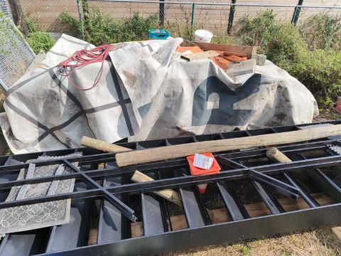 Metalen trap met 15 Treden incl. 2 Leuningen